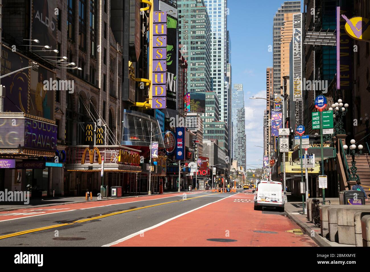42nd Street a Times Square chiusa durante la pandemia del coronavirus. Foto Stock
