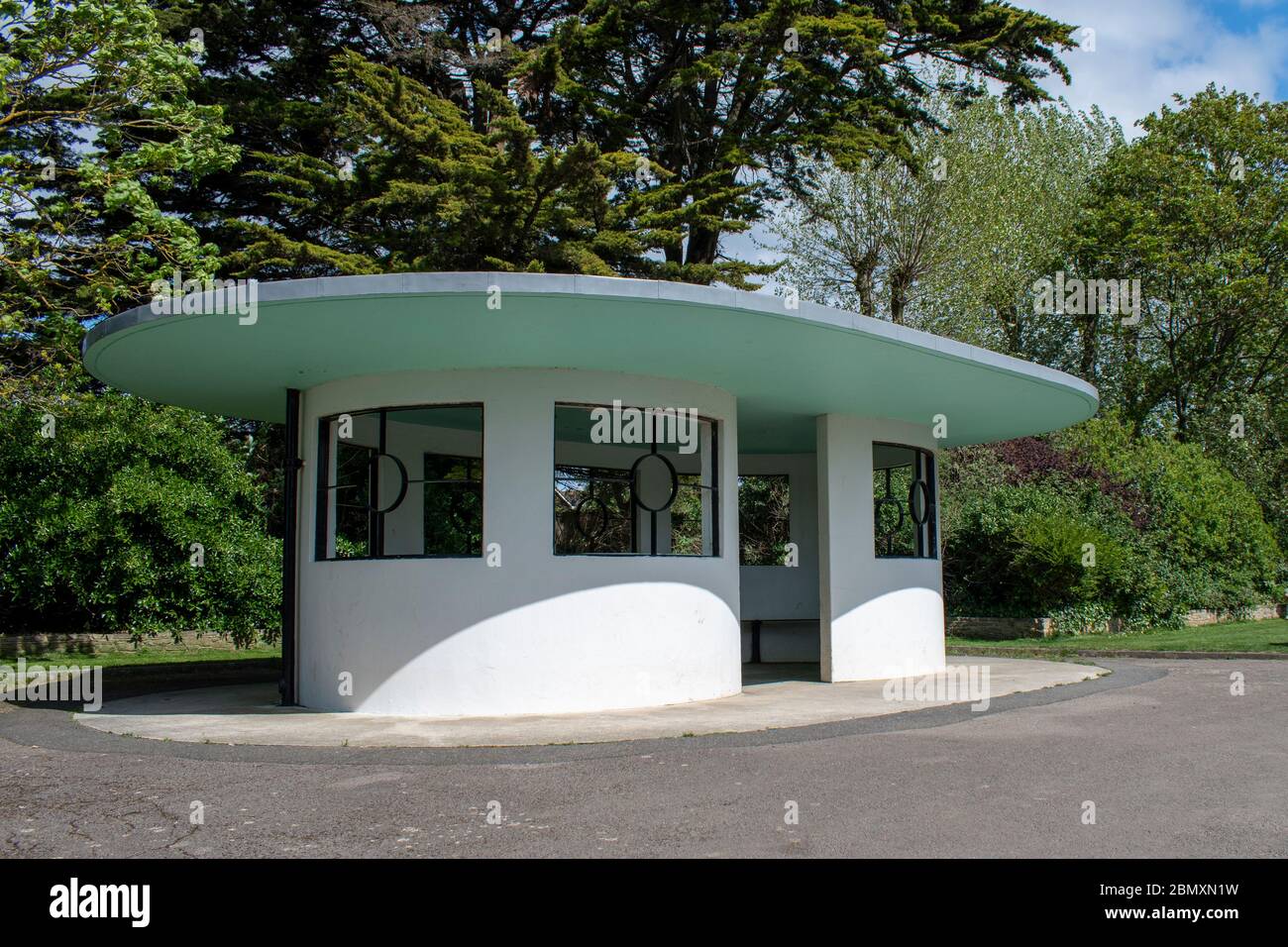 Vista di un bellissimo rifugio ovale in stile Art Deco accanto ad un lago nel Parco Mewsbrook, inaugurato nel 1939. Foto Stock