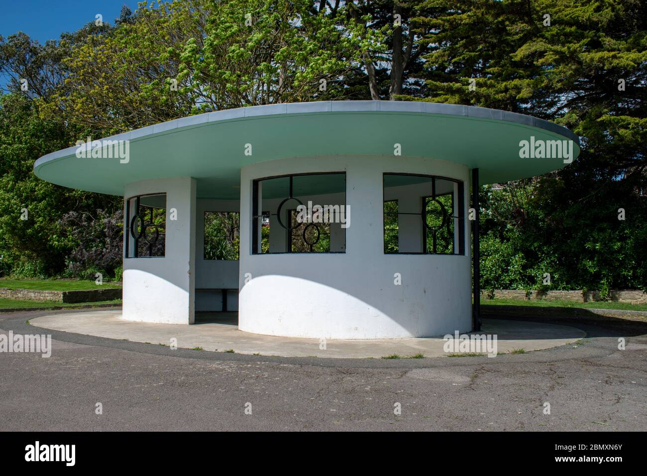 Vista su un bellissimo rifugio in stile Art Déco accanto ad un lago nel Parco Mewsbrook, inaugurato nel 1939. Foto Stock