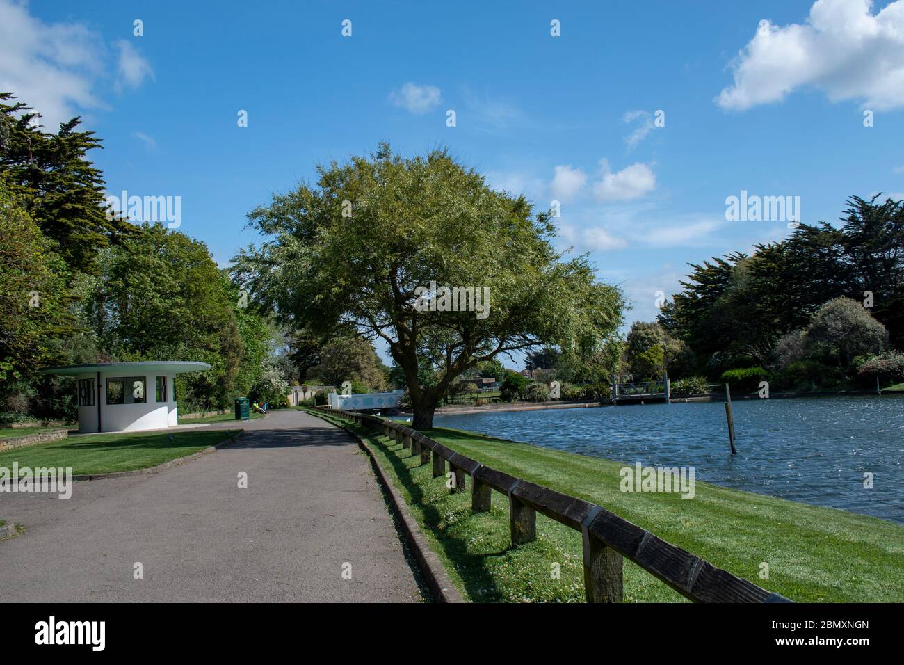 Mewsbrook Park riprese della bandiera di ringraziamento Art Deco rifugio vicino al lago in una bella giornata di primavera in Inghilterra. Foto Stock