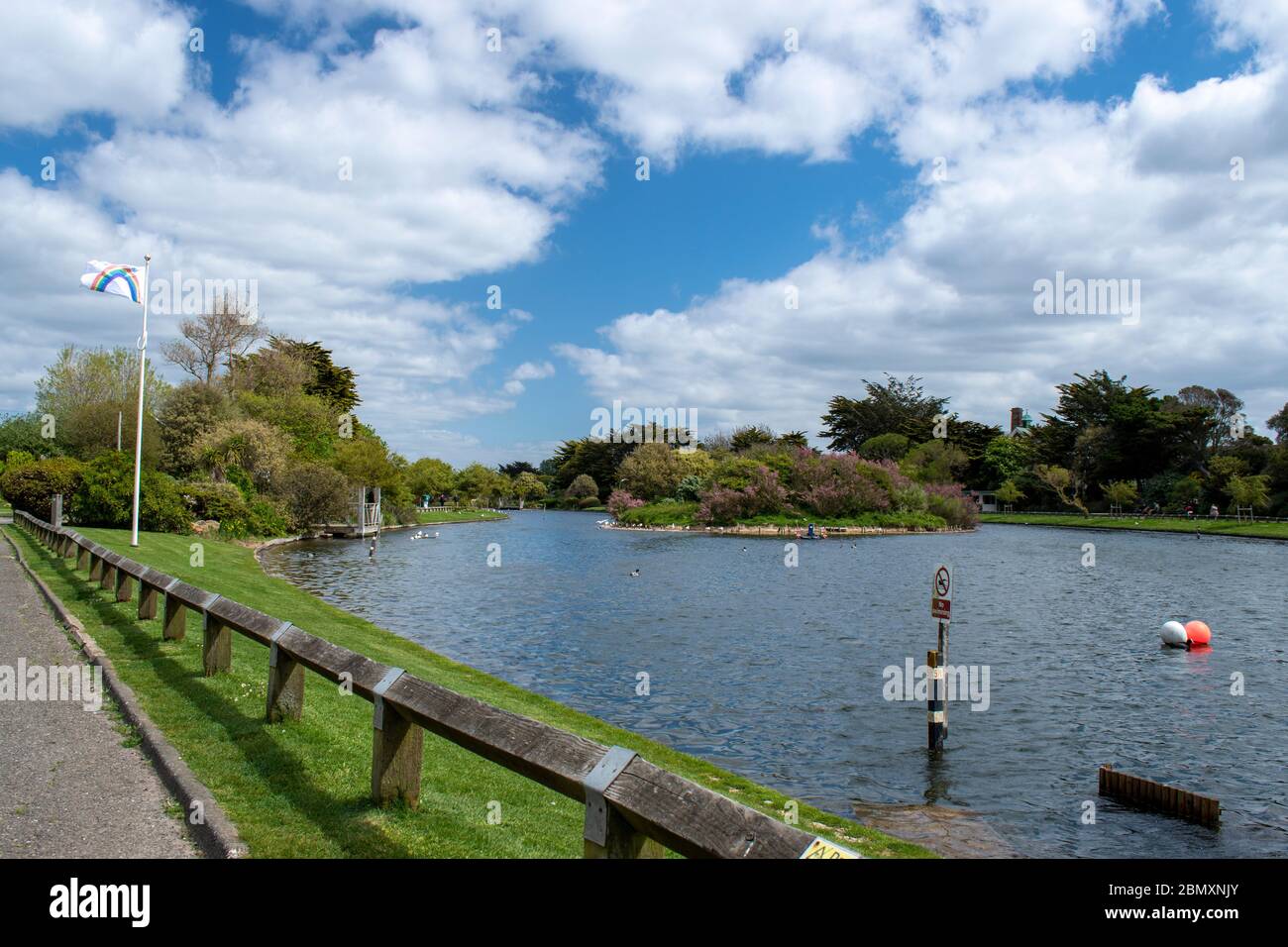 Il Mewsbrook Park è un filmato della bandiera di ringraziamento che si affaccia sul lago in una bella giornata primaverile in Inghilterra. Foto Stock