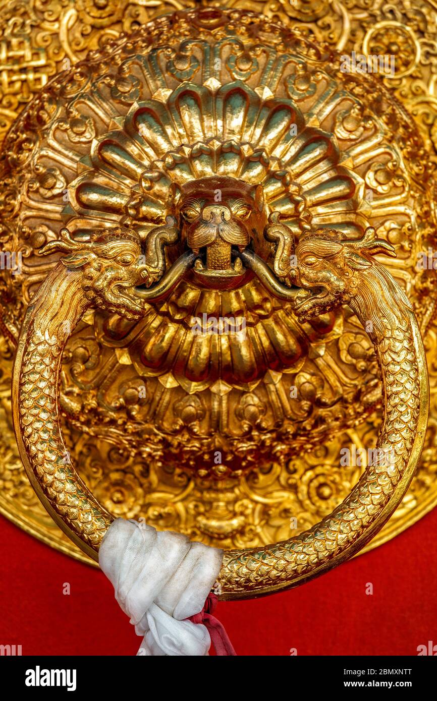 Lion a forma di maniglia della porta nel tempio buddista Foto Stock