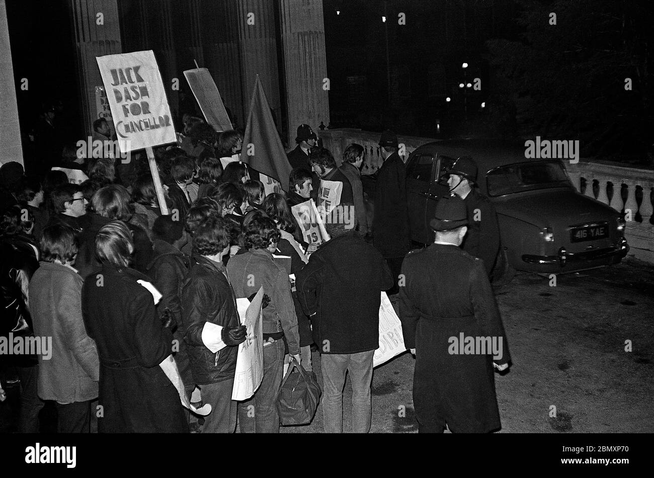Manifestanti che protestano contro il Duca di Beaufort che è il cancelliere dell'Università di Bristol al di fuori delle sale Victoria, quando arriva per la Gala Performance di Offenbachs "la Grande-Duchesse de Gerolstein" di Op Soc il 14 febbraio 1969. Alcuni cartelli chienero che il Duca fosse sostituito da Jack Dash, un leader sindacale comunista di spicco negli attacchi di London Dock. Foto Stock