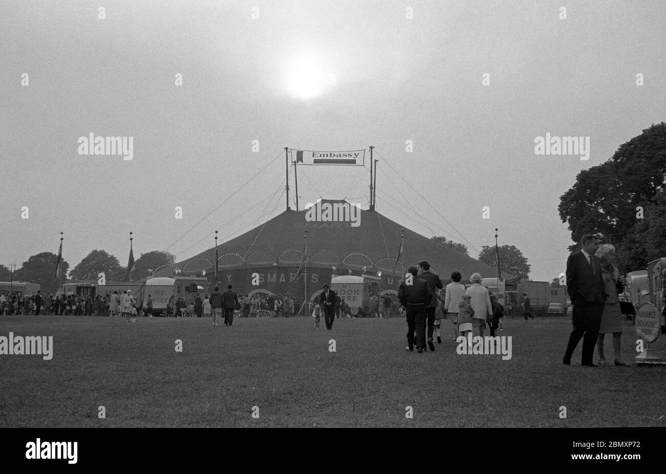 Il Circus di Billy Smart si è costituito sui Downs a Bristol nel maggio 1969. Era uno dei circhi più grandi d'Europa e gli anziani residenti di Bristol ricordavano i giorni in cui il treno del circo sarebbe arrivato alla vicina stazione di Clifton Downs, con animali e artisti che si esibiscono fino al sito. Ma alla fine degli anni '60 i gusti cambiavano con una crescente opposizione all'uso di animali selvatici nell'intrattenimento. Dopo la morte di Billy Smart nel 1966, il turismo è sopravvissuto solo per altri cinque anni, chiudendo nel 1971. I parenti più giovani hanno ripreso una versione più piccola del tour negli anni '90. Foto Stock