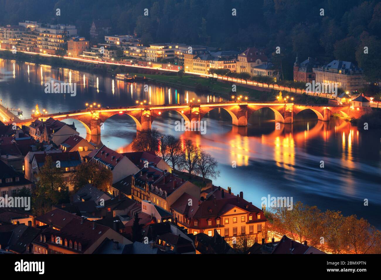 Heidelberg, Germania: Scena notturna del Ponte Vecchio sul fiume Neckar, vista aerea Foto Stock