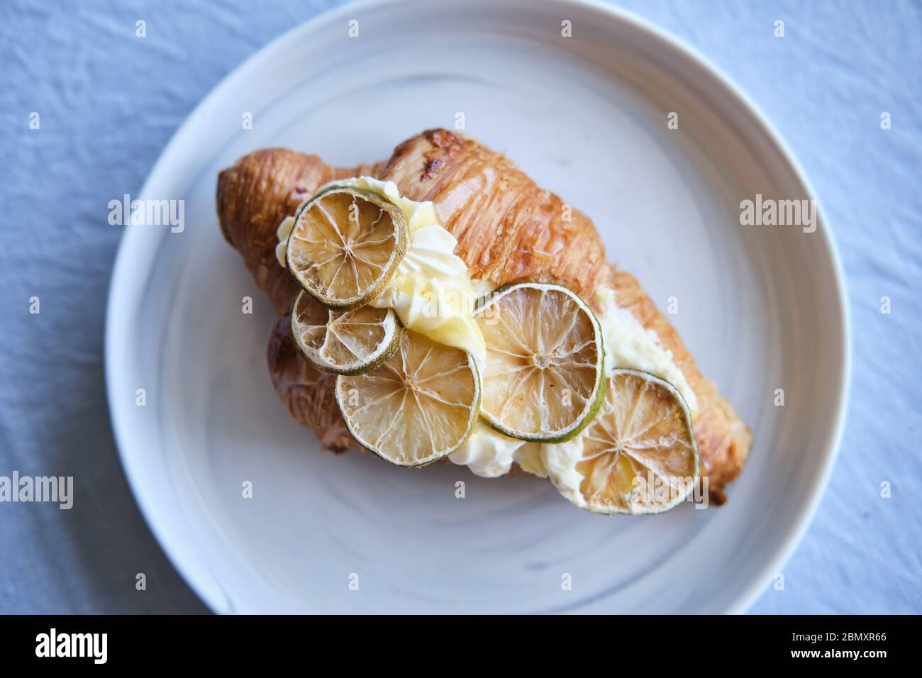 croissant con pasticceria e limone Foto Stock
