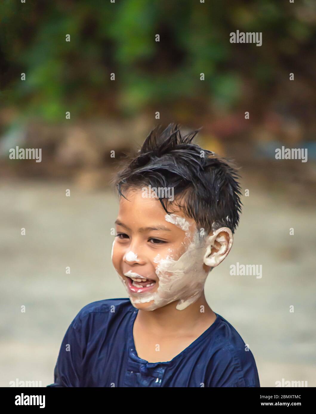 Asian boy giochi in acqua e farina in Songkran festival tailandese o il nuovo anno in Thailandia. Foto Stock