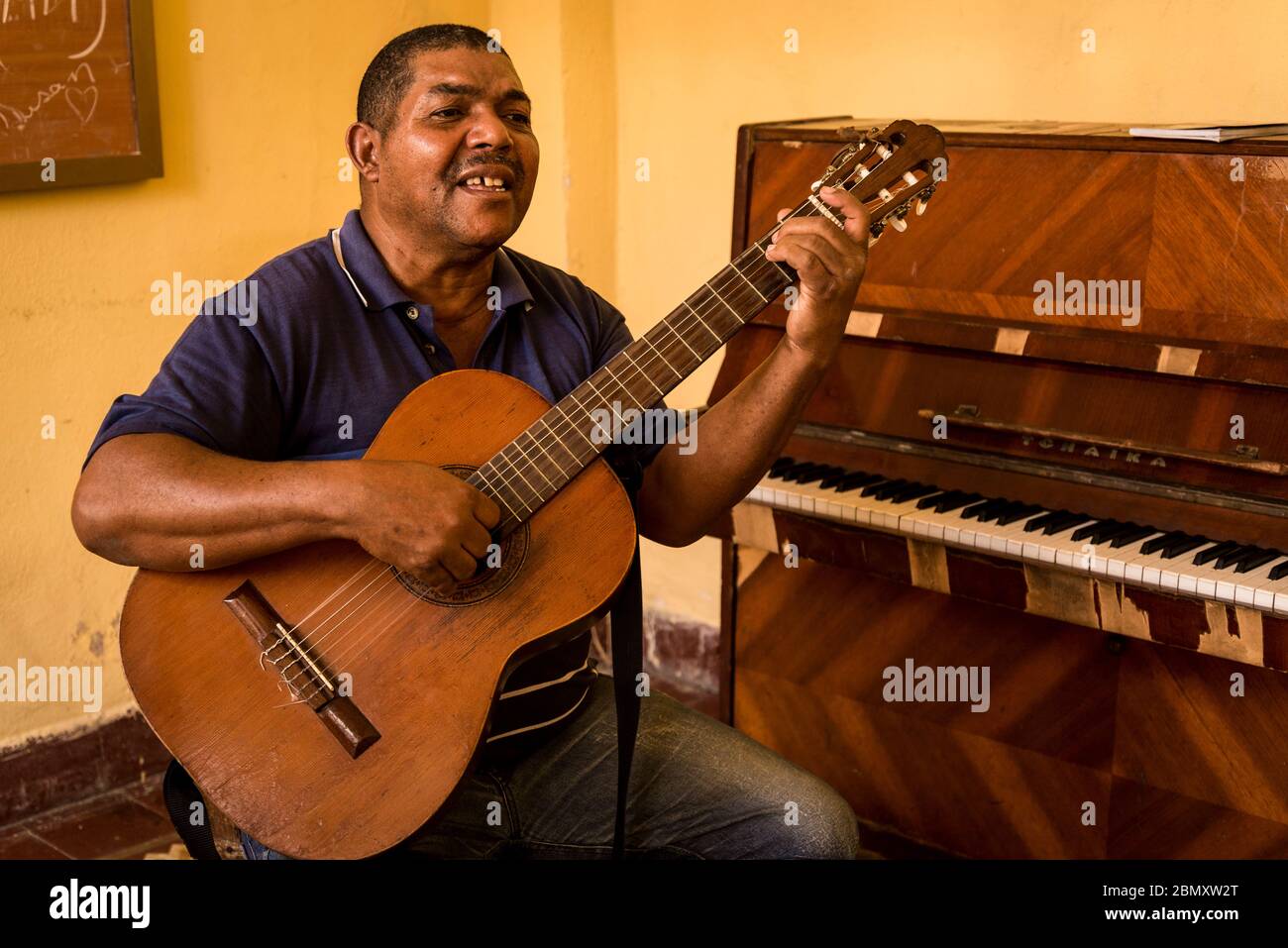 Insegnante di musica che canta e suona la chitarra al Centro delle Arti - Casa de la Cultura 'Josue Pais Garcia', Santiago de Cuba, Cuba Foto Stock