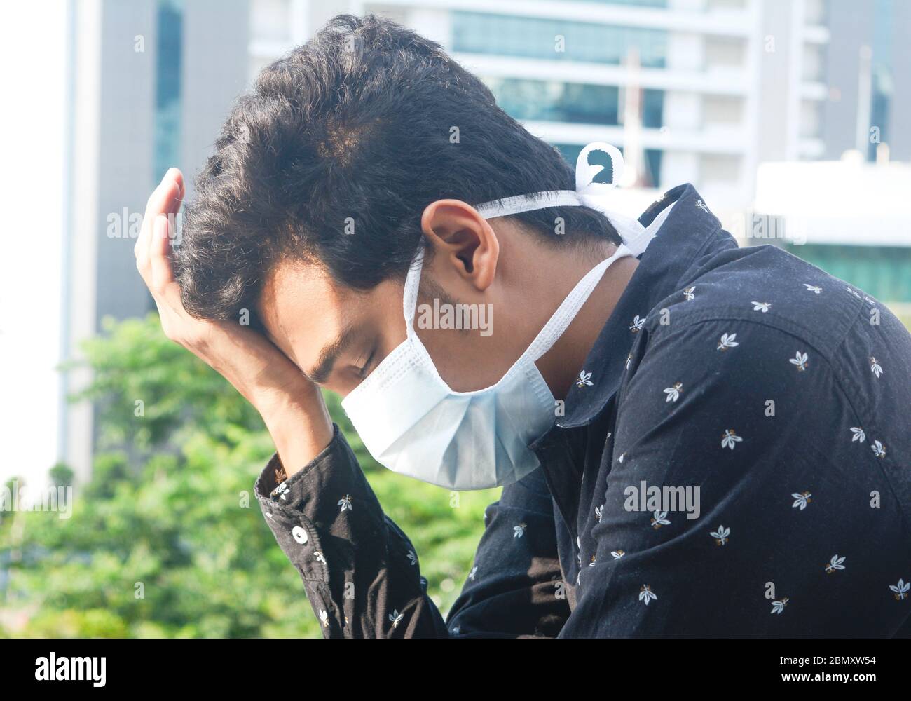 Ritratto di un malato che indossa una maschera medica. Vita stressante dell'uomo. Foto Stock