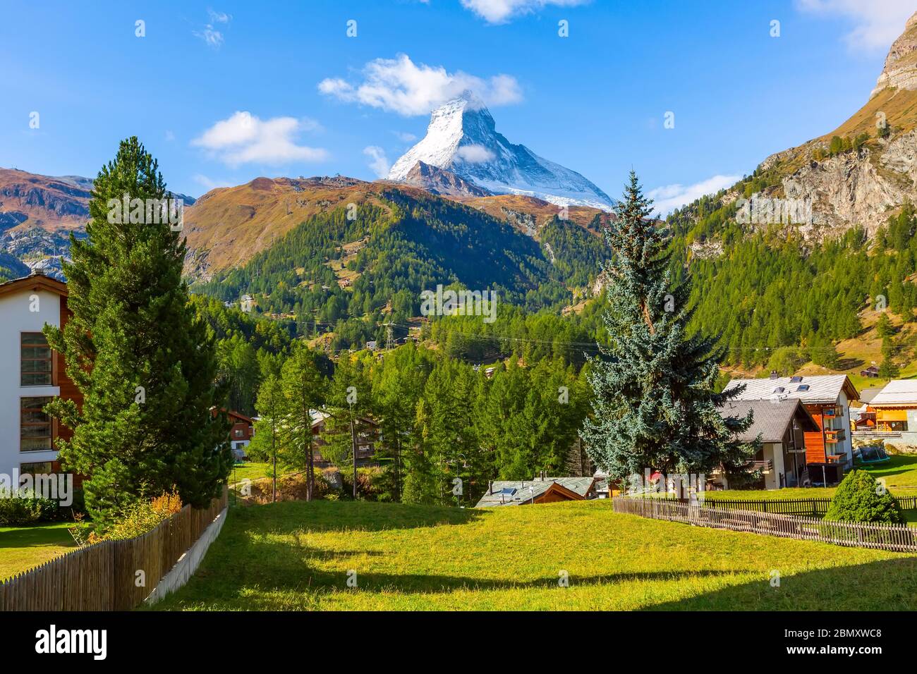 Zermatt, Svizzera case alpine panorama e Monte neve Cervino, Alpi svizzere Foto Stock