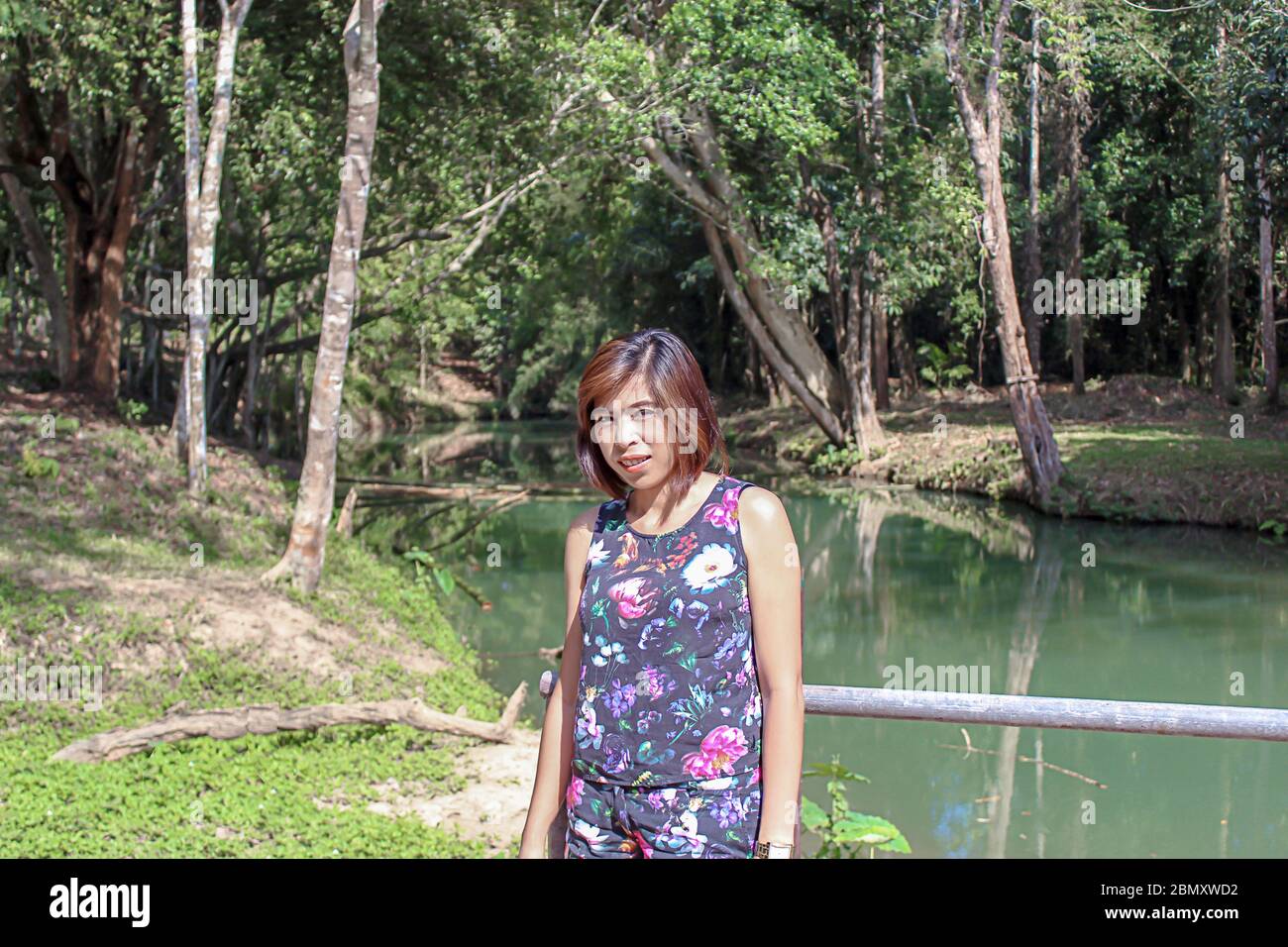 L'Asean donna e acqua nel flusso è verde e verde chiaro albero a cascata Kapo Fores Park , in Chumphon Thailandia. Foto Stock