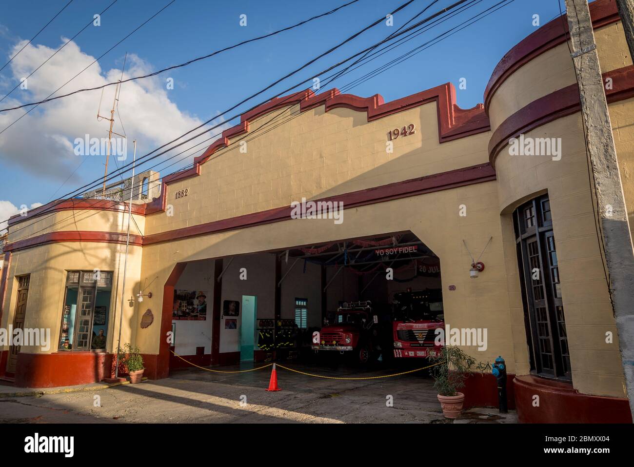 Stazione dei vigili del fuoco in un vecchio edificio storico, Santa Clara, Cuba Foto Stock