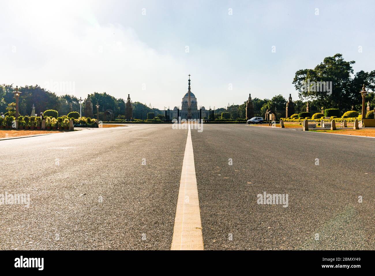 Rashtrapati Bhawan situato sul Rajpath a Nuova Delhi, India. Una delle strade costruite in modo più efficiente del paese. Di fronte a questo è India Gate. Foto Stock