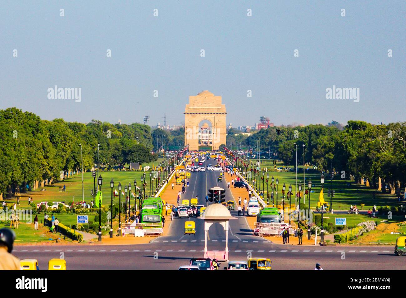 Il Rajpath con India Gate in background Nuova Delhi, India. Una delle strade costruite in modo più efficiente del paese. La strada è collegata a India Gate. Foto Stock