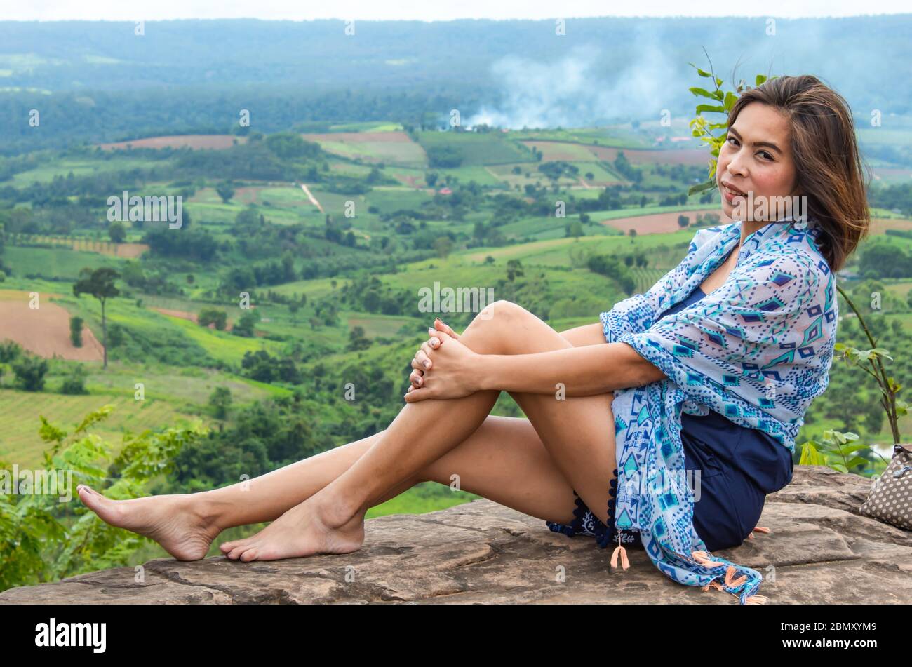 Ritratto di donne asiatiche e vista sulle montagne. Foto Stock