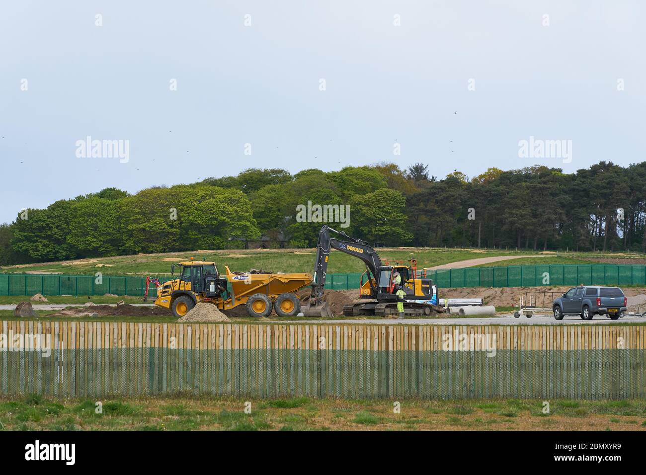 RAF Lossiemouth, sede centrale della stazione, Lossiemouth, Moray, Regno Unito. 11 maggio 2020. REGNO UNITO, IV31 6SD. Sono immagini dei nuovi siti di costruzione delle piste all'interno e all'esterno della base RAF via VolkerFitzpatrick. Credit: JASPERIMAGE/Alamy Live News Foto Stock