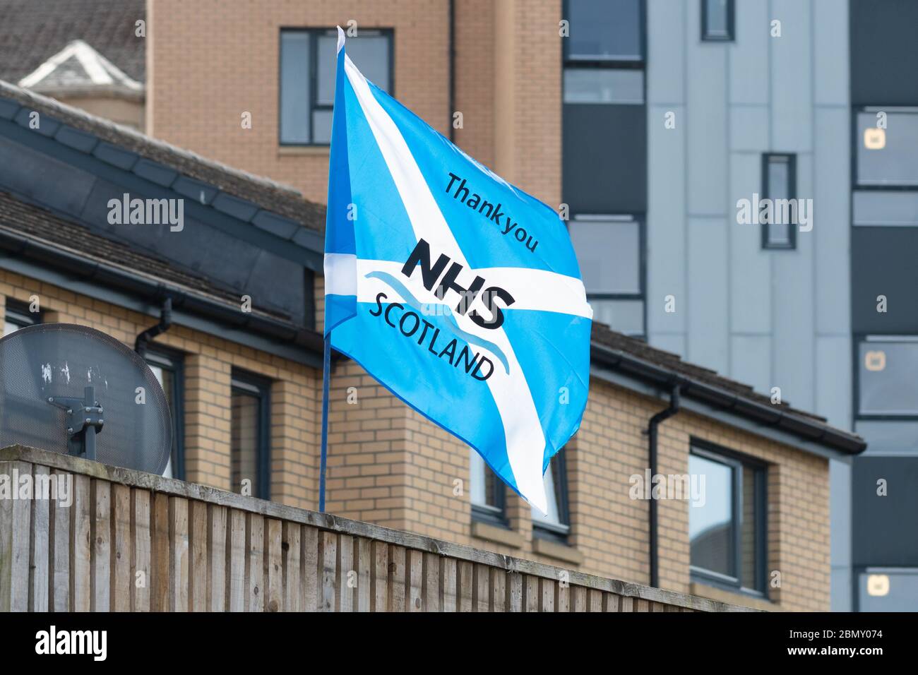 Grazie bandiera scozzese NHS a Glasgow durante la pandemia di coronavirus, Scozia, Regno Unito Foto Stock