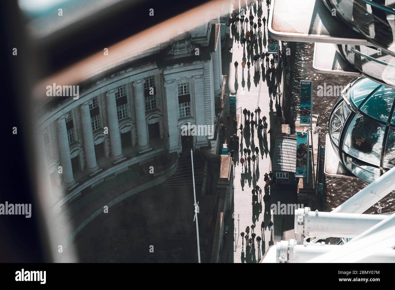 Affollata folla a Londra dall'alto nel London Eye Foto Stock