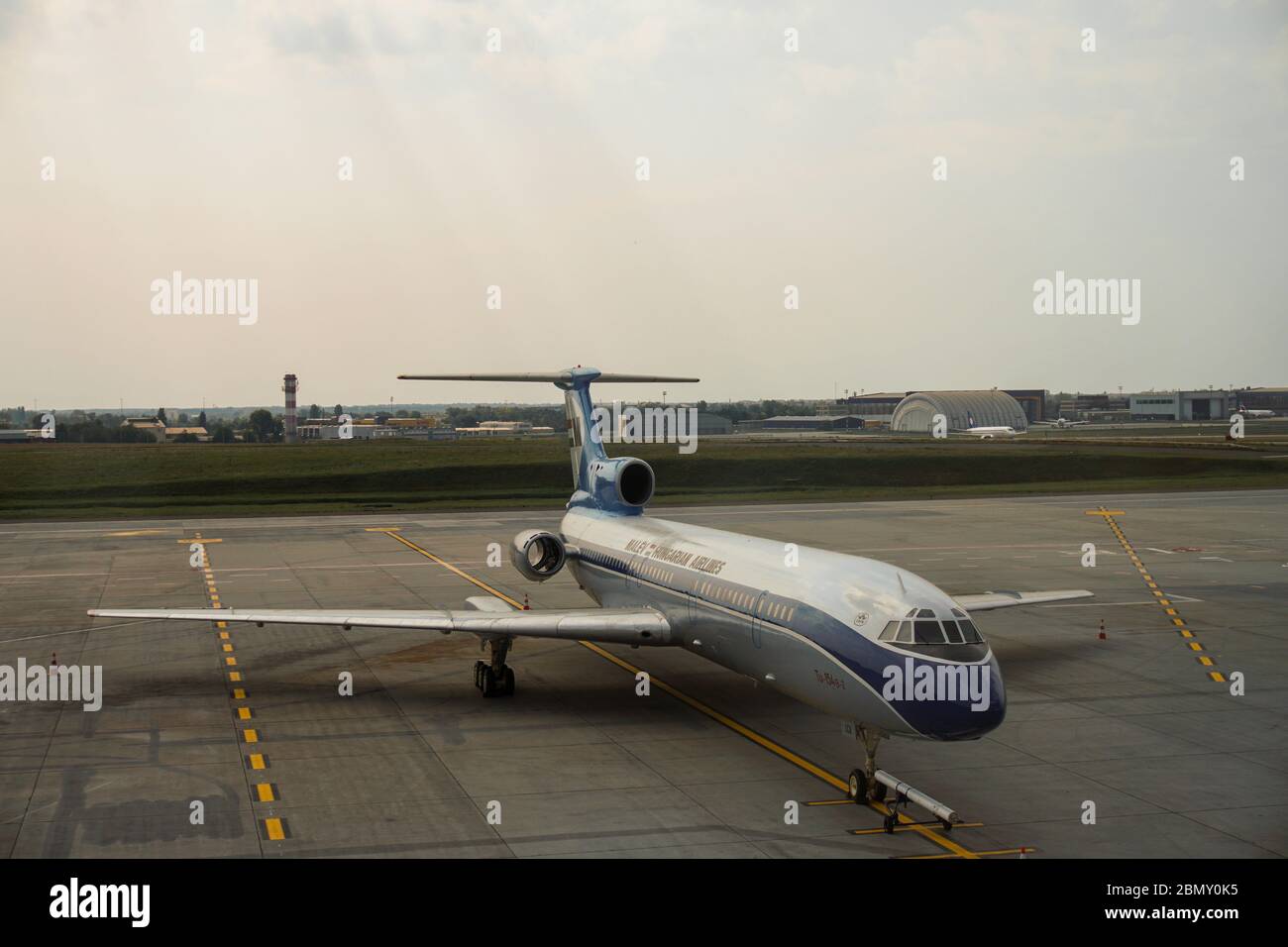 BUDAPEST, UNGHERIA, CIRCA 2020: Vista di un aereo a terra dalla compagnia aerea ungherese Malev (ma) all'aeroporto internazionale Ferenc Liszt di Budapest (BUD) Foto Stock