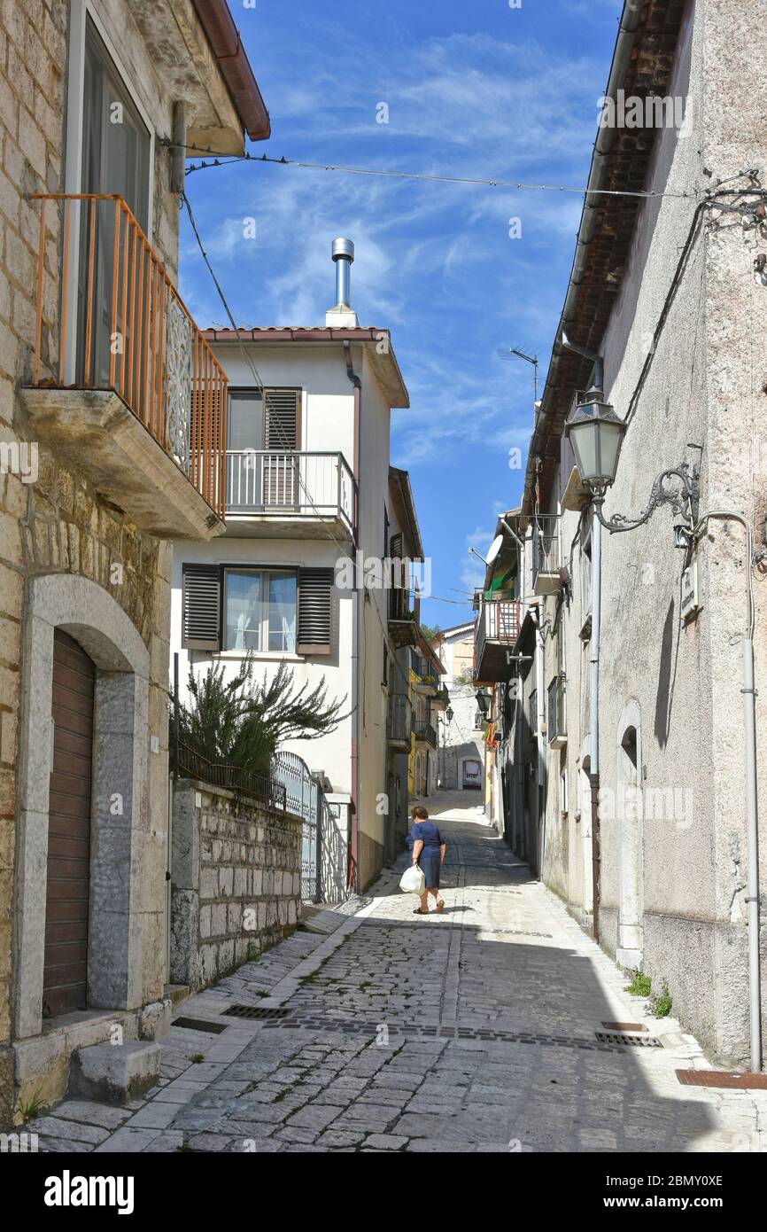 Una strada tra le vecchie case della storica città di Petraroja in provincia di Benevento Foto Stock