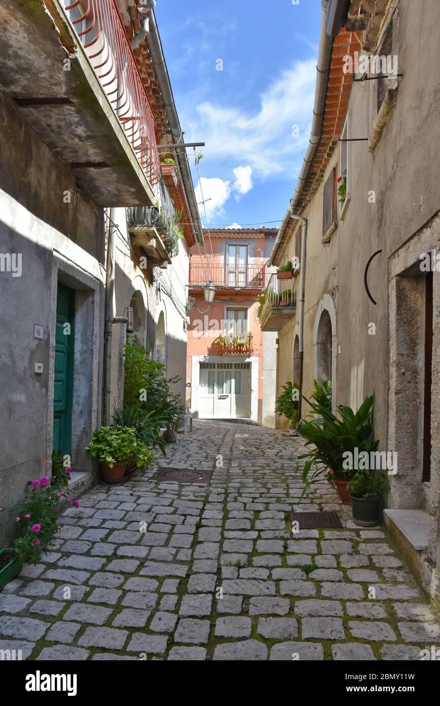 Una strada tra le vecchie case della storica città di Petraroja in provincia di Benevento Foto Stock