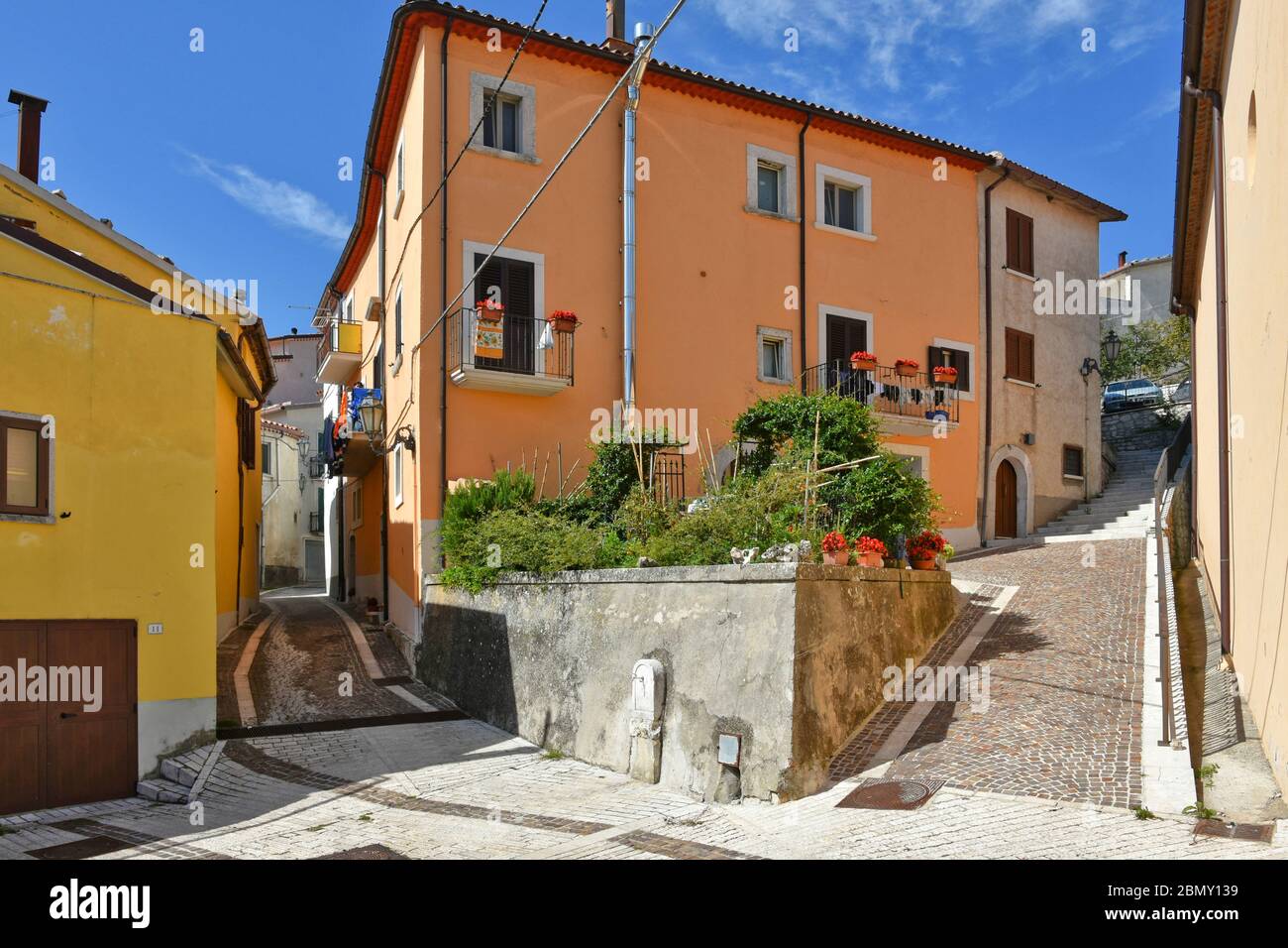 Una strada tra le vecchie case della storica città di Petraroja in provincia di Benevento Foto Stock