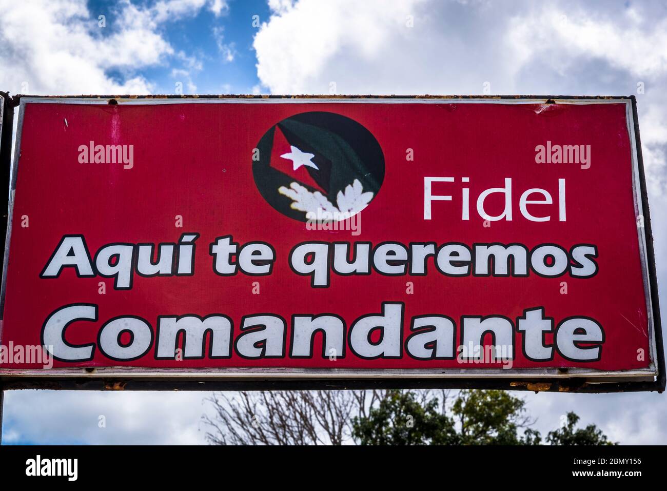 Slogan politico su un cartello stradale che dice: Fidel , vi amiamo qui comandante, Santa Clara, Cuba Foto Stock