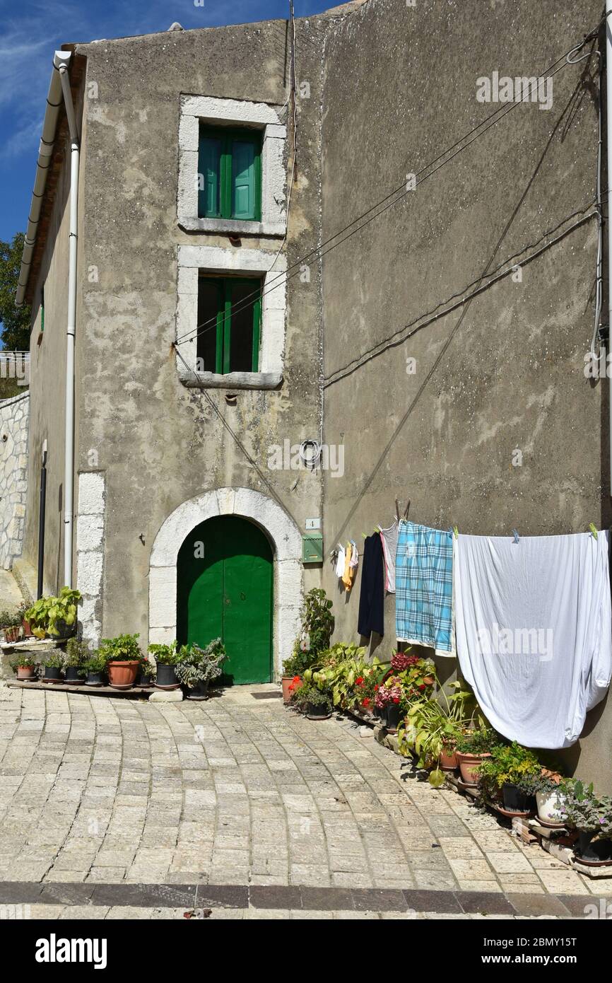 Una strada tra le vecchie case della storica città di Petraroja in provincia di Benevento Foto Stock