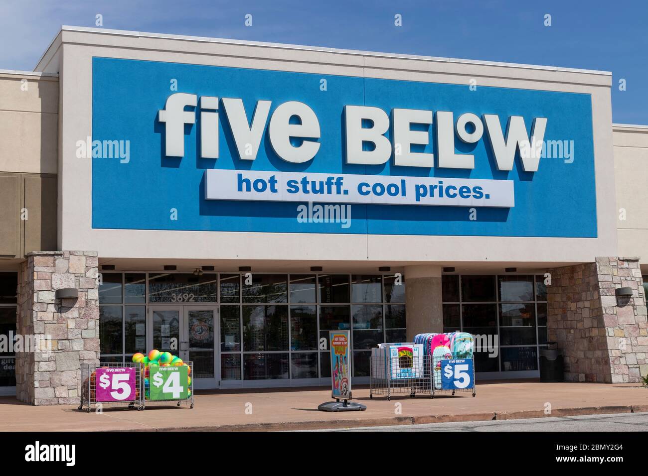 Terre Haute - circa maggio 2020: Cinque sotto Retail Store. Cinque di seguito è una catena che vende prodotti che costano fino a 5 dollari. Foto Stock