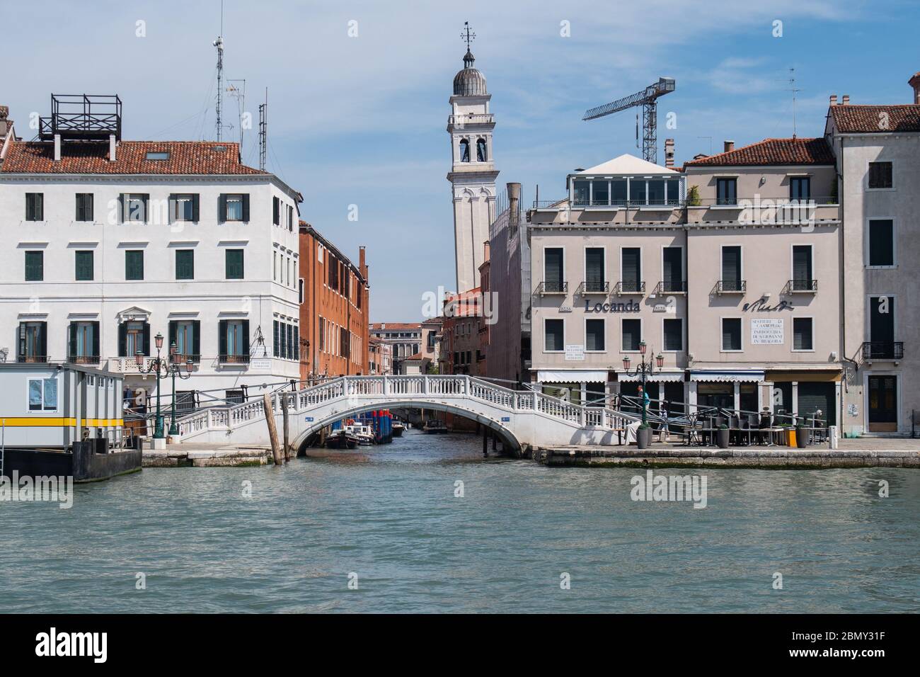 VENEZIA, ITALIA - 08 MAGGIO: Veduta del ponte a e del campanile dei 'dei Greci' durante l'arenamento per contenere la diffusione del Coronavirus. Foto Stock