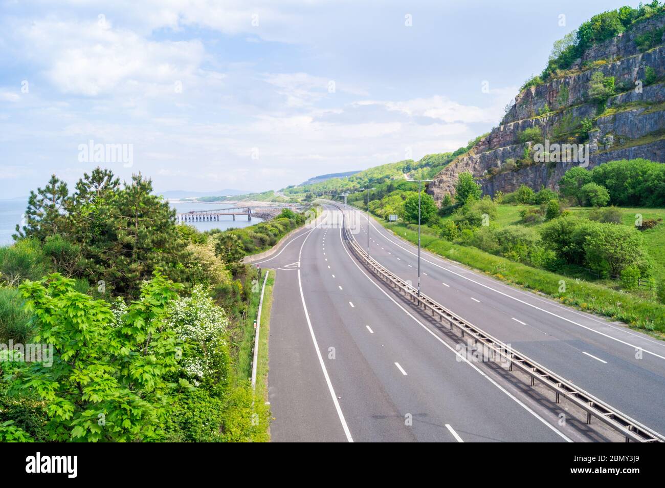 A55 North Wales Expressway vuoto senza traffico da ponte iridato concetto strada vuoto senza viaggio divieto deserte rimanere in interni viaggio essenziale solo Foto Stock