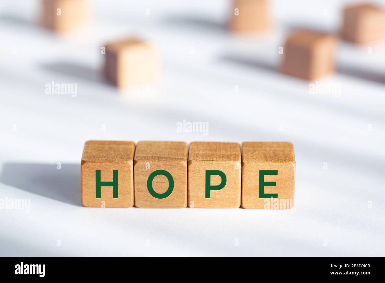Concetto di speranza. Blocchi di legno con testo su sfondo bianco Foto Stock