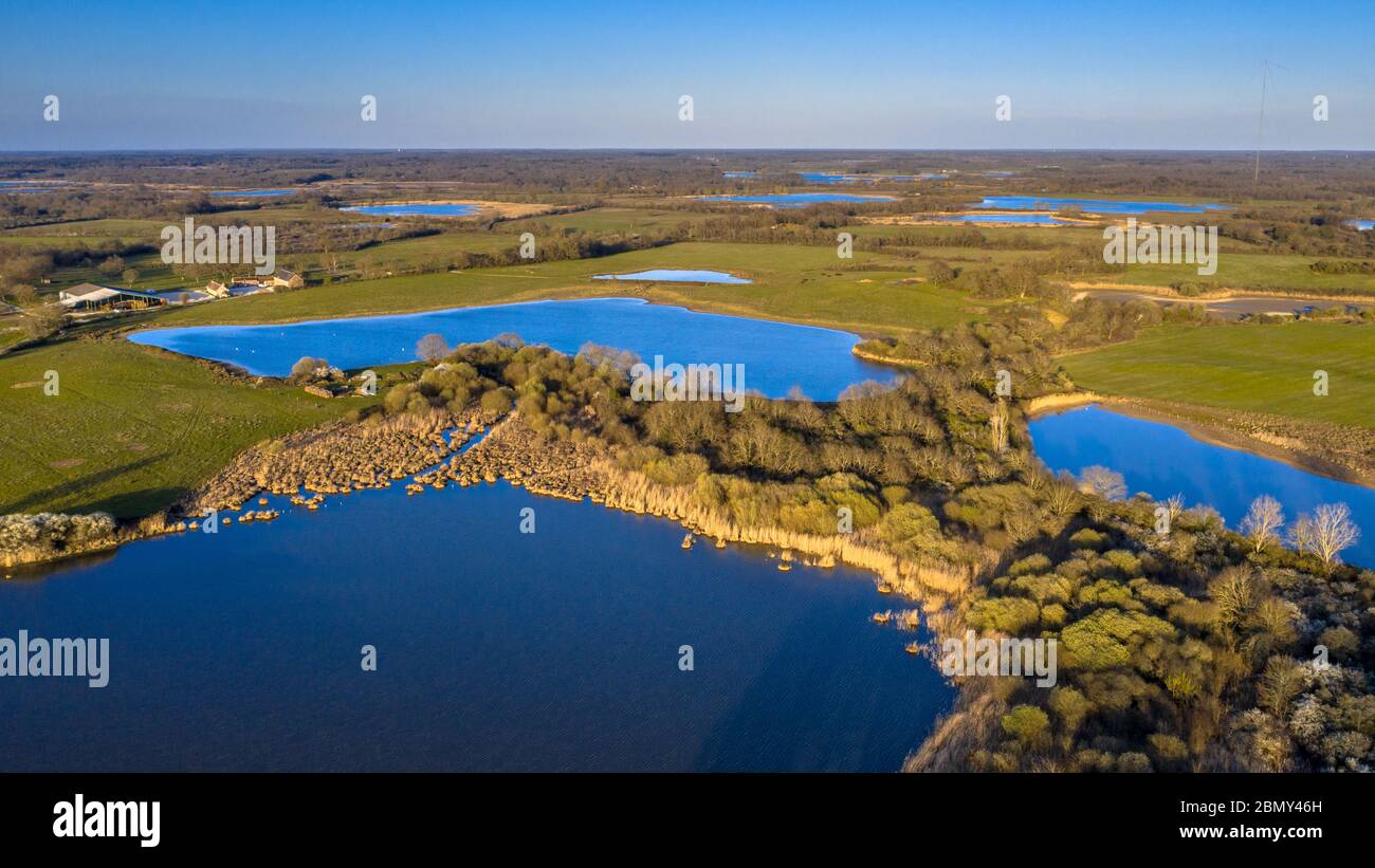 Veduta aerea di laghi, stagni e prati nella riserva naturale della Brenne, Francia Foto Stock