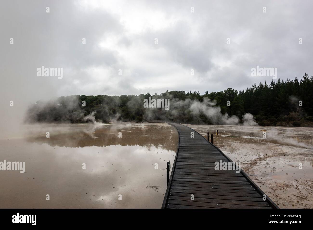 Sentiero in legno a Wai-o-Tapu, caldera Reporoa, nella zona vulcanica di Taupo in Nuova Zelanda. Foto Stock