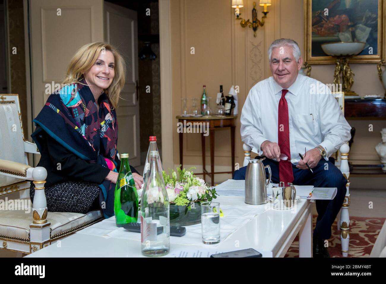 Il Segretario Tillerson incontra l'Ambasciatore McCourt a Parigi il Segretario di Stato americano Rex Tillerson incontra l'Ambasciatore degli Stati Uniti in Francia Jamie McCourt all'Intercontinental Hotel di Parigi, Francia, il 23 gennaio 2018. Foto Stock