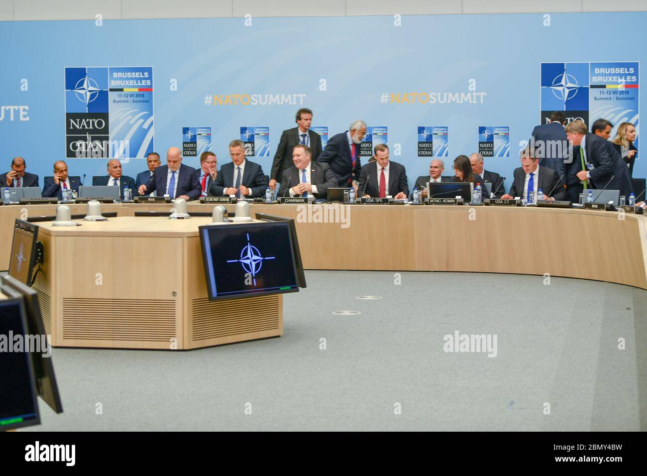 Il 12 luglio 2018, il Segretario di Stato degli Stati Uniti Michael Pompeo e il Segretario generale della NATO Jens Stoltenberg hanno ospitato una riunione della Coalizione per sconfiggere l'ISIS a Bruxelles, in Belgio, discutendo la lotta in corso contro l'ISIS e le strategie per la cooperazione internazionale. Foto Stock