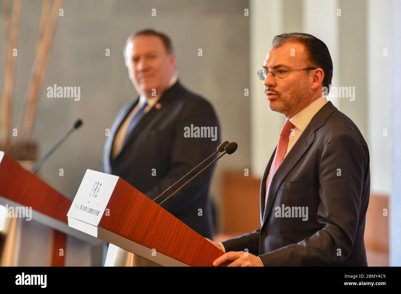 Il Segretario Pompeo e il Segretario degli Esteri messicano Videgaray alla Stampa disponibilità il Segretario degli Esteri messicano Luis Videgaray caso e il Segretario di Stato degli Stati Uniti Michael R. Pompeo parlano ad una stampa congiunta a Città del Messico, Messico, il 13 luglio 2018. Foto Stock