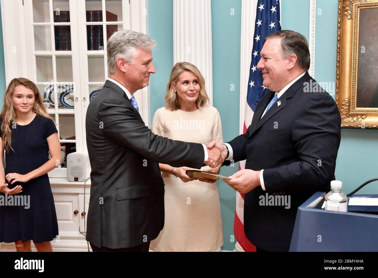 Il Segretario Pompeo officia la cerimonia di giuramento per Robert C. o'Brien come inviato speciale per gli affari in ostaggio il Segretario di Stato degli Stati Uniti Michael R. Pompeo officia la cerimonia di giuramento per Robert C. o'Brien come inviato speciale per gli affari in ostaggio, presso il Dipartimento di Stato degli Stati Uniti a Washington, D.C. il 17 luglio 2018. Foto Stock