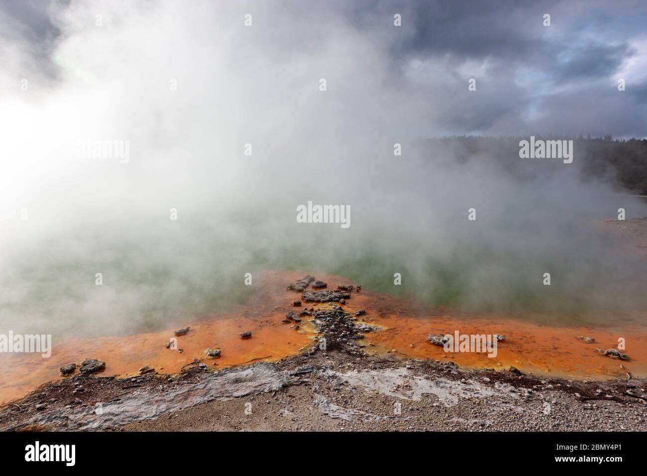 Champagne Pool, Wai-o-Tapu, caldera Reporoa, nella zona vulcanica di Taupo in Nuova Zelanda. Foto Stock