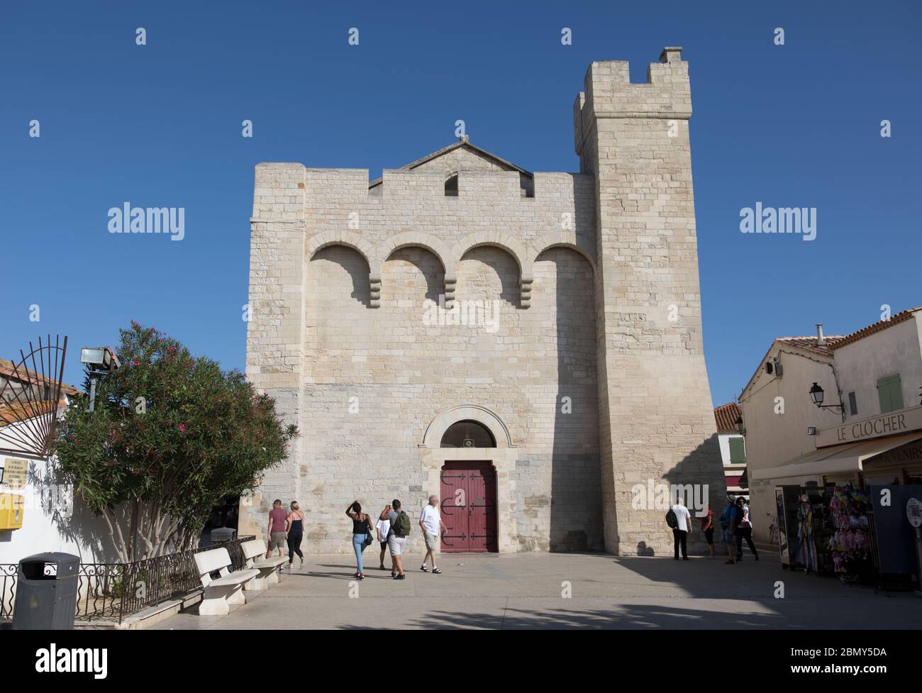 La chiesa romanica a Les-Stes-Maries-de-la-Mer, Bouches-du-Rhône, Provenza Foto Stock