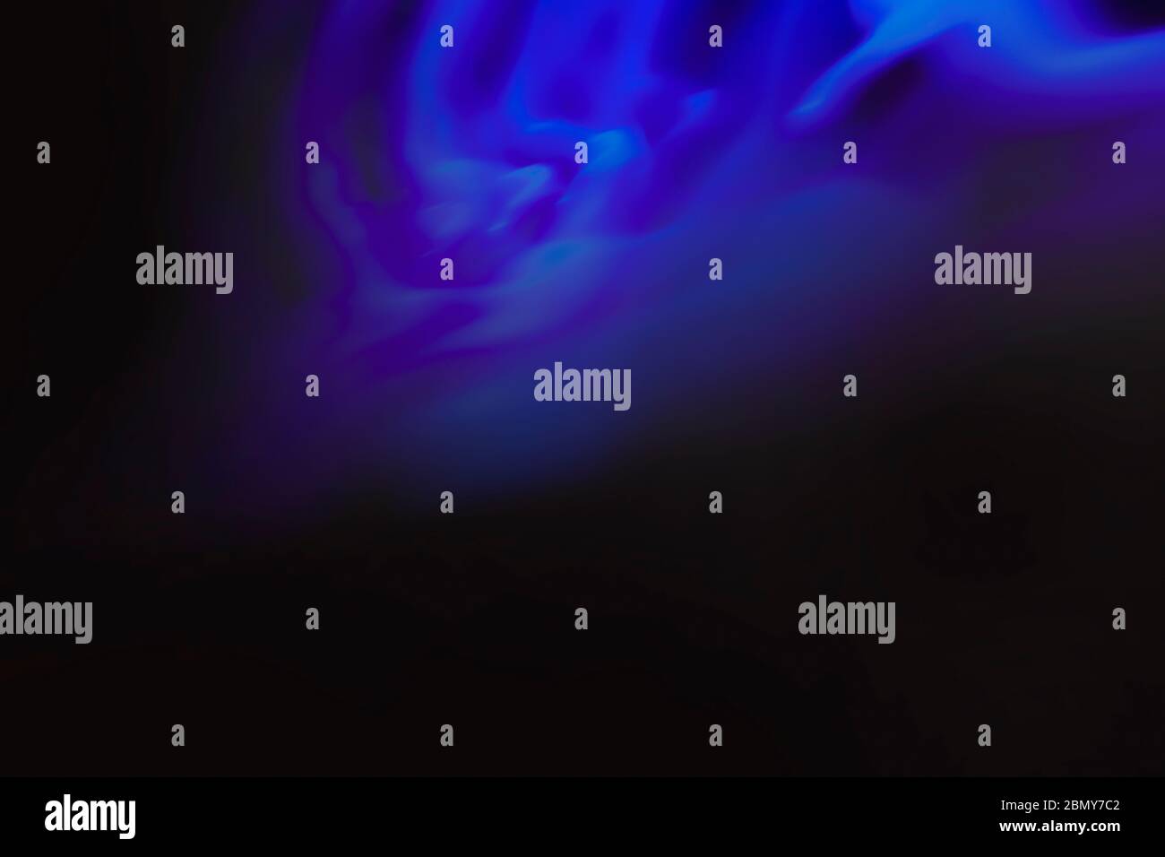 Onde blu e viola su sfondo nero Foto Stock