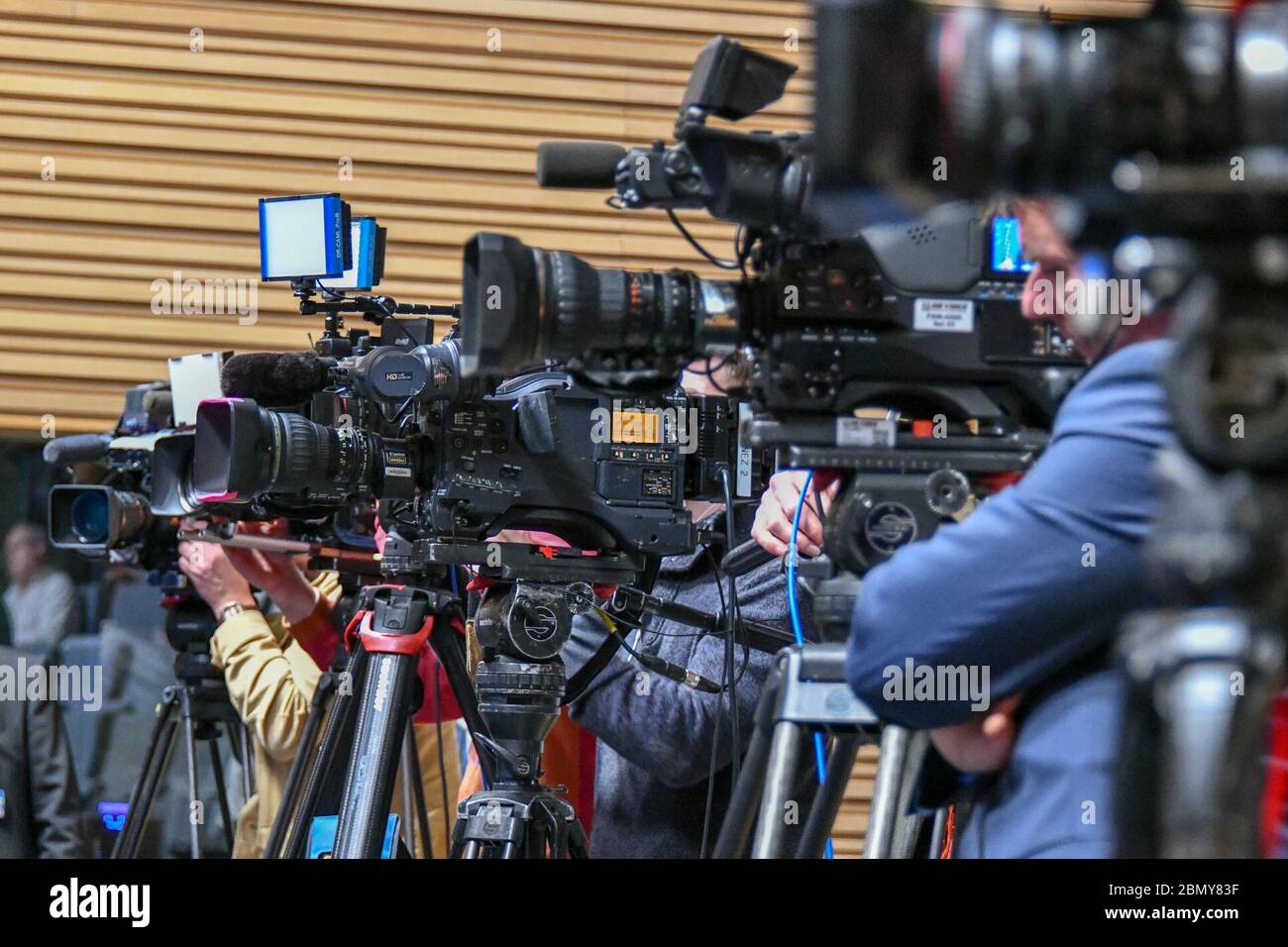 Il Segretario Pompeo detiene la disponibilità alla stampa il Segretario Pompeo ha la disponibilità alla stampa dopo i Ministri della NATO, a Bruxelles, Belgio, il 4 dicembre 2018. Foto Stock