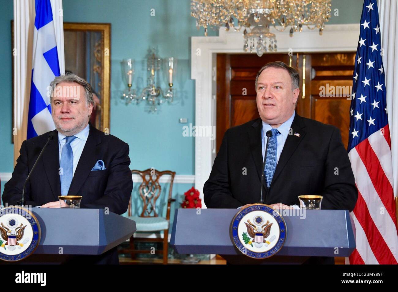 Il 13 dicembre 2018, il Segretario di Stato americano Mike Pompeo e il Ministro degli Esteri greco George Katrougalos si sono rivolti ai media a seguito del dialogo strategico USA-Grecia a Washington, D.C. Foto Stock