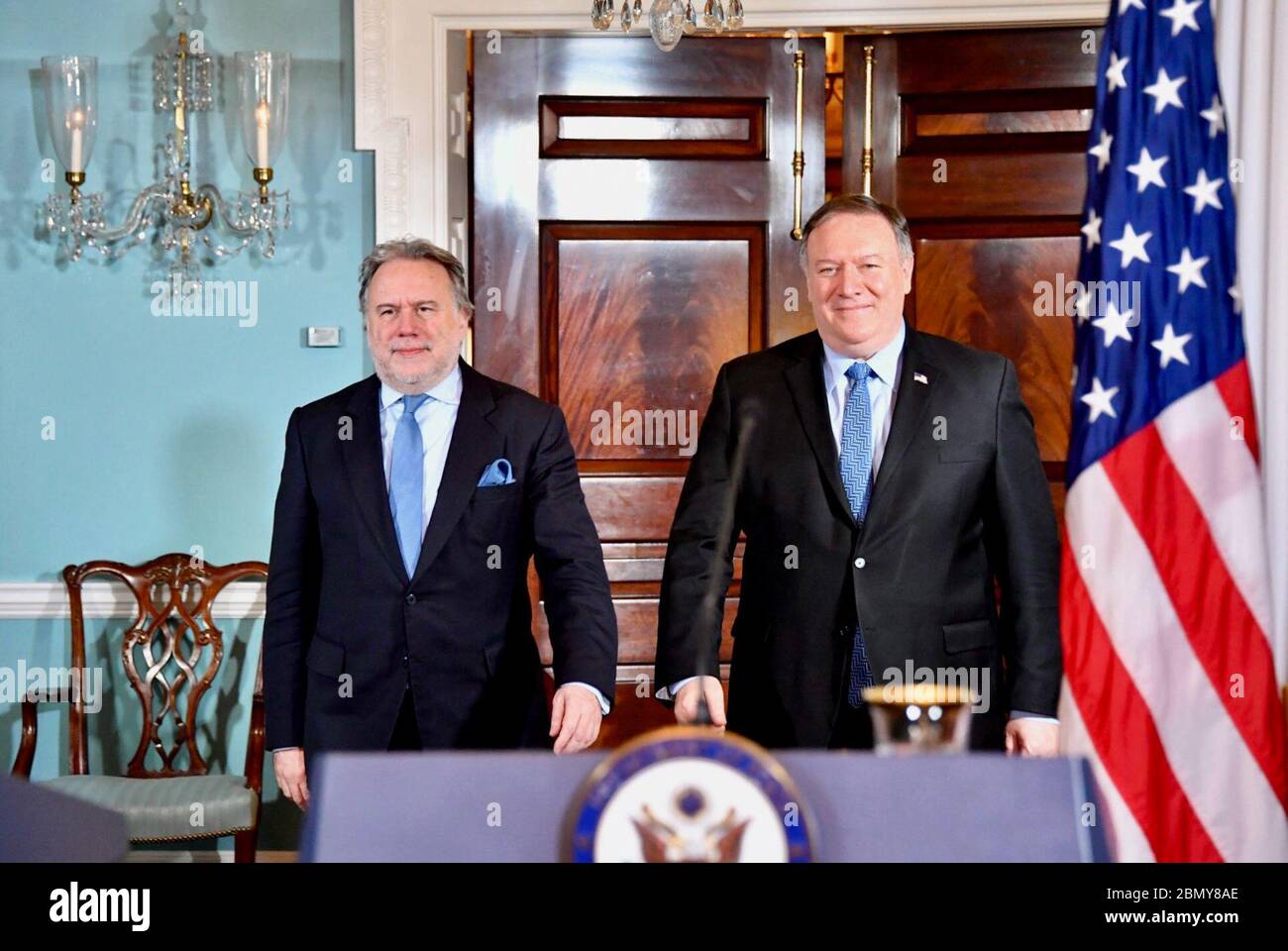 Il segretario di Stato Mike Pompeo e il ministro degli Esteri greco George Katrougalos si sono preparati a rivolgersi ai media a Washington, D.C., a seguito del dialogo strategico USA-Grecia del 13 dicembre 2018. Il dialogo si è concentrato sul rafforzamento dei legami bilaterali tra gli Stati Uniti e la Grecia. Foto Stock
