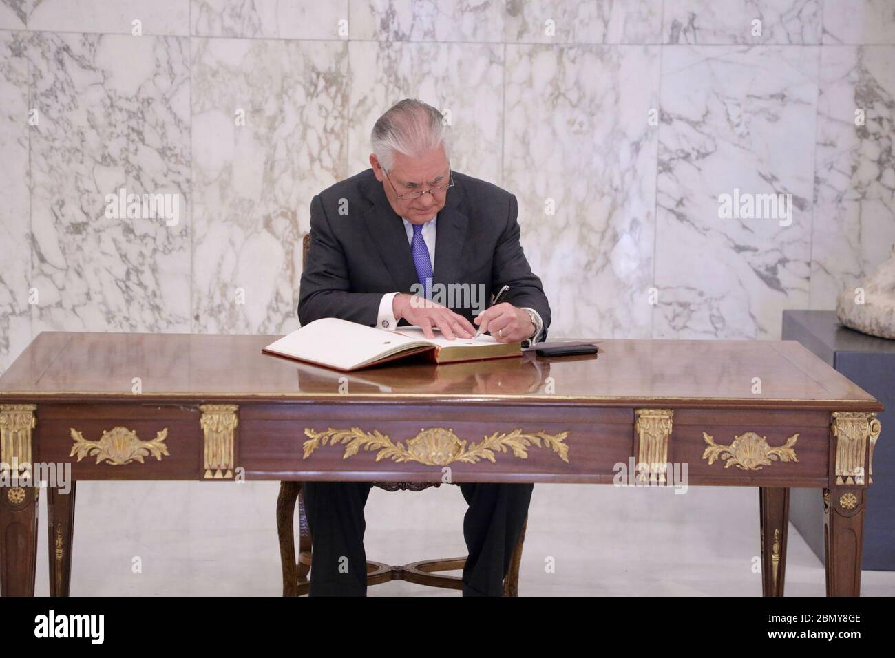 Il 15 febbraio 2018, il Segretario di Stato degli Stati Uniti Rex Tillerson ha firmato il libro degli ospiti dei visitatori al Palazzo Presidenziale Baabda di Beirut, in Libano, durante la sua visita diplomatica nel paese. Foto Stock