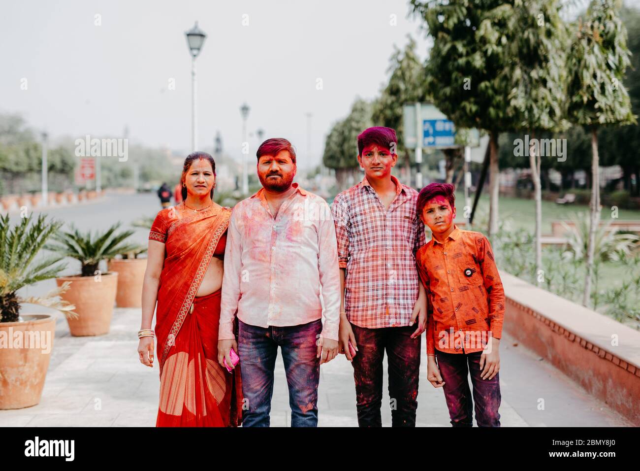 La gente che celebra Holi, il festival dei colori a Jaipur, India Foto Stock