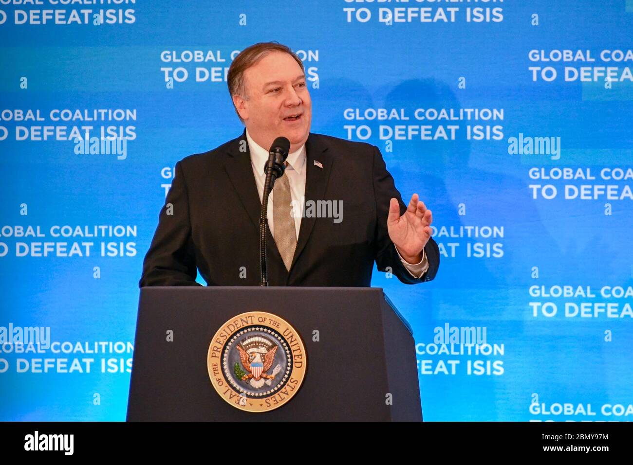 Il 6 febbraio 2019, il Segretario di Stato Michael Pompeo presentò il presidente Donald J. Trump al Dipartimento di Stato degli Stati Uniti, dove il presidente si rivolse ai ministri della Coalizione globale per sconfiggere l'ISIS, sottolineando la cooperazione internazionale nella lotta contro il terrorismo. Foto Stock