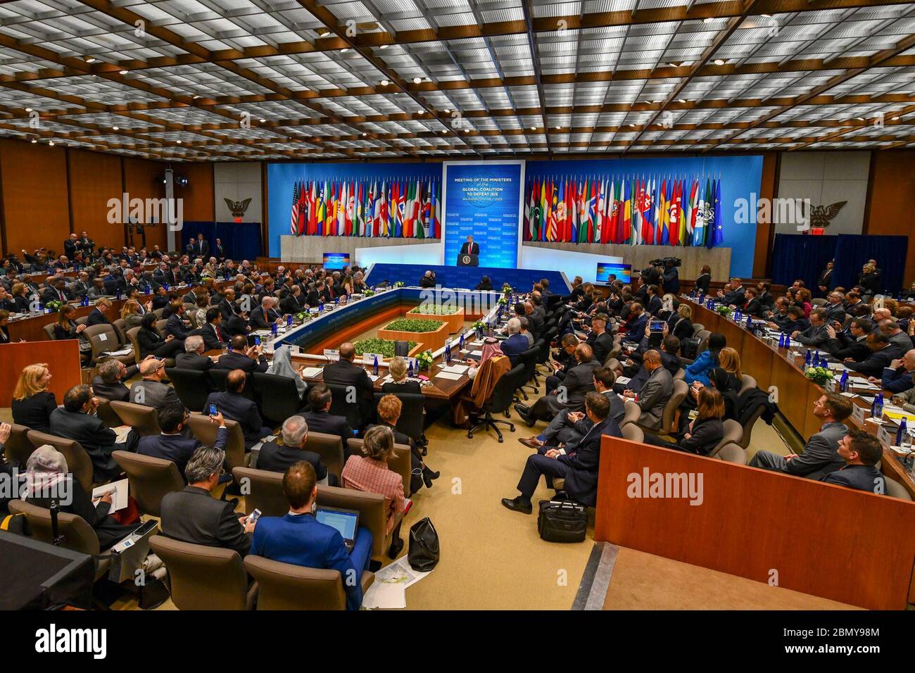 Il 6 febbraio 2019, il presidente Donald Trump ha rilasciato osservazioni al Dipartimento di Stato degli Stati Uniti durante l'incontro della Global Coalition per sconfiggere l'ISIS, sottolineando la cooperazione internazionale e la lotta contro il terrorismo. Foto Stock