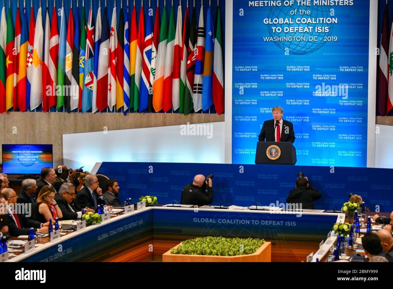 Il Presidente Trump rilascia le sue osservazioni al Meeting of the Ministers of the Global Coalition to Defall ISIS il Presidente Donald J. Trump esprime le sue osservazioni al Meeting of the Ministers of the Global Coalition to Defall ISIS at the U.S. Department of state in Washington, D.C., il 6 febbraio 2019. Foto Stock