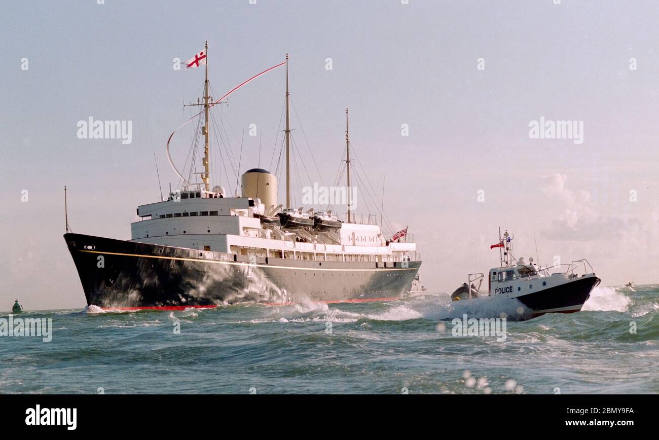 Sabato 22 novembre 1997 lo yacht Britannia di sua Maestà ritorna a Portsmouth volando il suo pennant di pagamento per l'ultima volta prima di essere messo fuori servizio l'11 dicembre 1997, Portsmouth, Hampshire, Inghilterra, Regno Unito Foto Stock